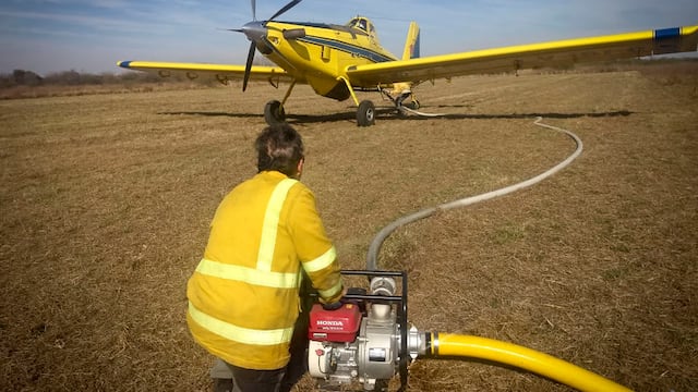 Un avión hidrante ya trabaja en el sector. (Gentileza Gobierno de Córdoba)