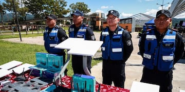 En el marco de un plan de modernización tecnológica en la Policía de Jujuy, el gobernador Sadir entregó antenas satelitales Starlink a la fuerza.
