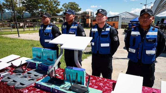 En el marco de un plan de modernización tecnológica en la Policía de Jujuy, el gobernador Sadir entregó antenas satelitales Starlink a la fuerza.