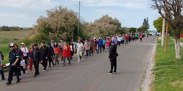Cientos de peregrinos caminaron por fe, desde Punta Alta a Villa Arias