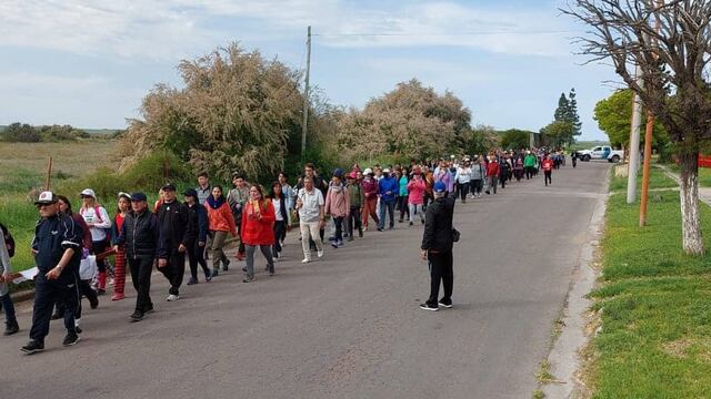 Cientos de peregrinos caminaron por fe, desde Punta Alta a Villa Arias