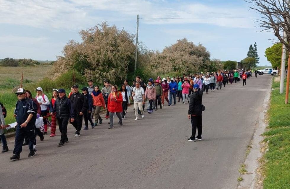 Cientos de peregrinos caminaron por fe, desde Punta Alta a Villa Arias