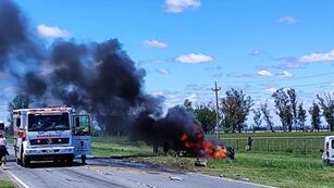 El rodado de menor tamaño se incendió por completo.