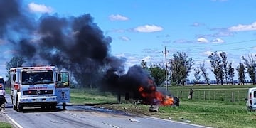 El rodado de menor tamaño se incendió por completo.
