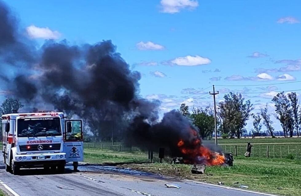 Choque frontal e incendio en Córdoba: automovilista murió tras impactar contra un camión cisterna