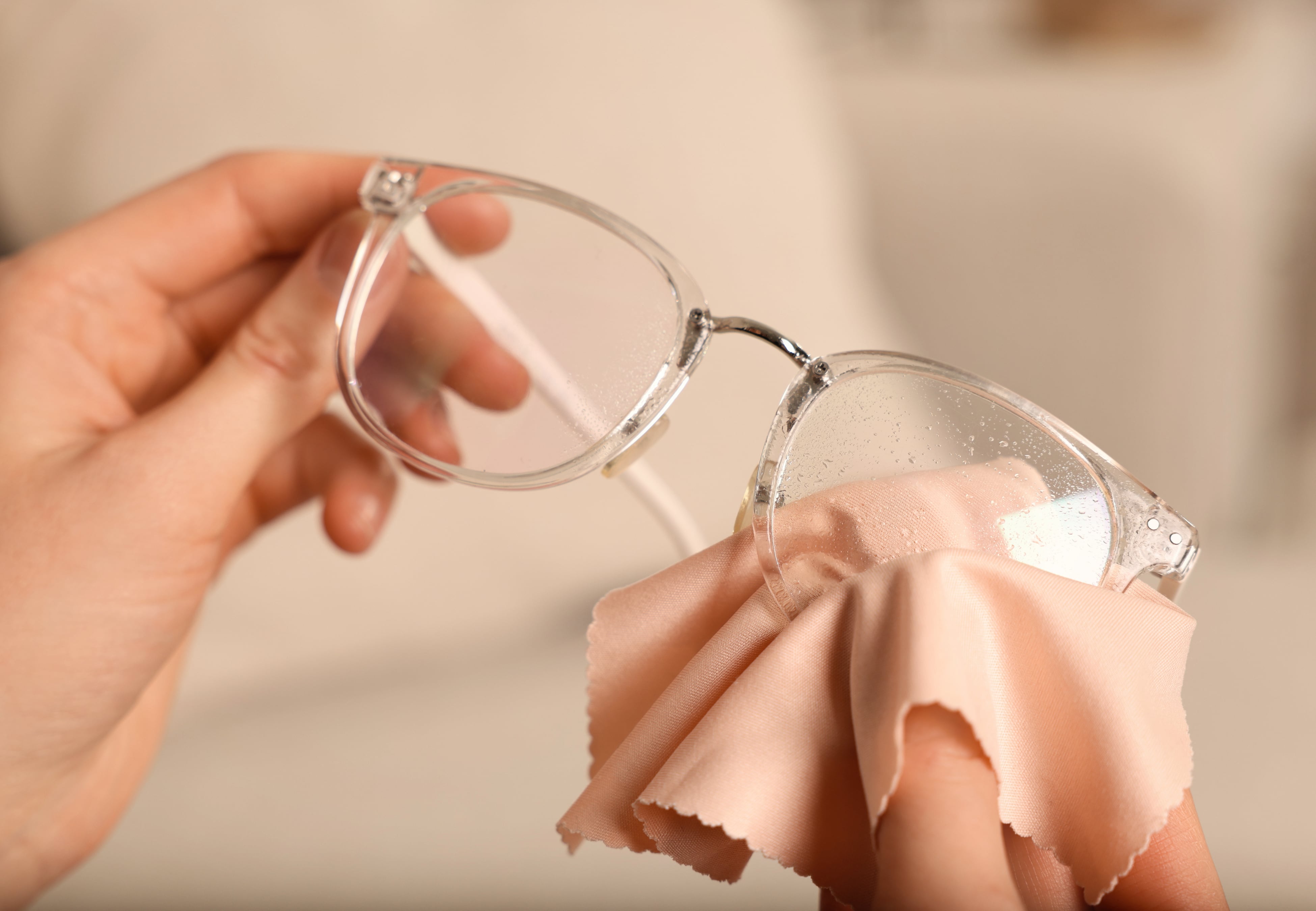 Cómo limpiar los lentes sin rayarlos.