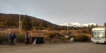 Vecinos de Bariloche hicieron su propia garita para pasar el frío mientras esperan el colectivo