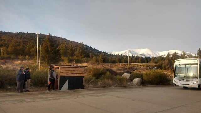 Vecinos de Bariloche hicieron su propia garita para pasar el frío mientras esperan el colectivo