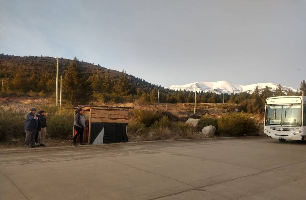 Vecinos de Bariloche construyeron su propia garita para pasar el frío mientras esperan el colectivo