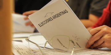 Elecciones en Argentina , gente votando en la UTN de Villa Crespo , votacion , urna , cuarto oscuro Foto Federico Lopez Claro
