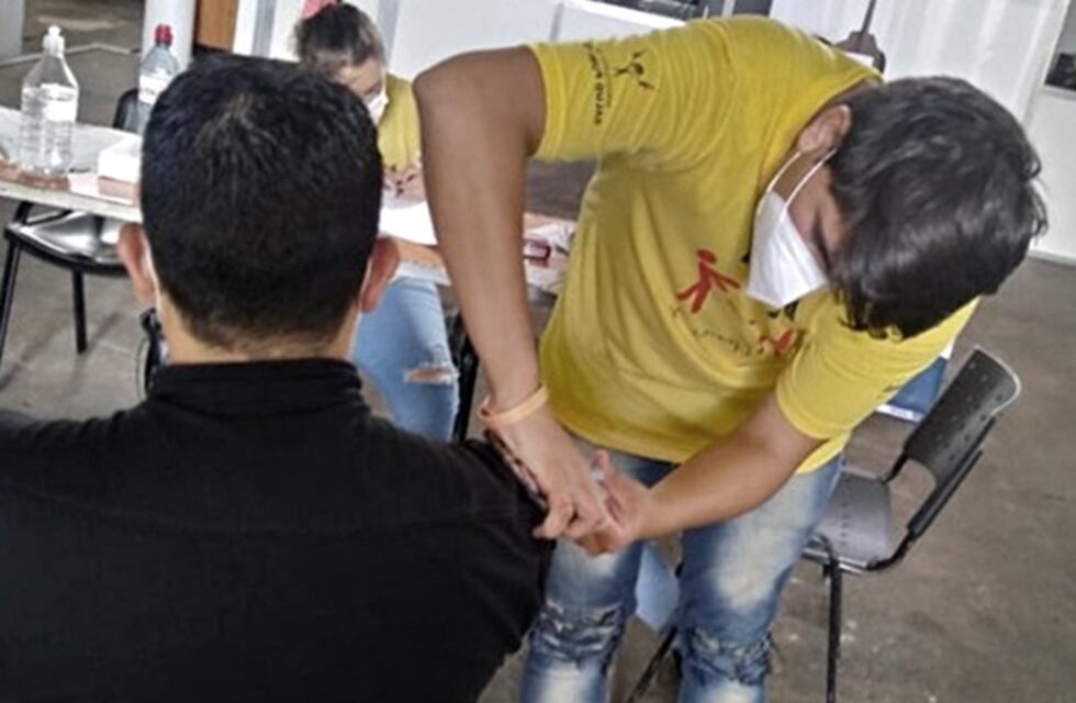 Operativo de vacunación contra el Covid-19 en la plaza San Martín de Posadas