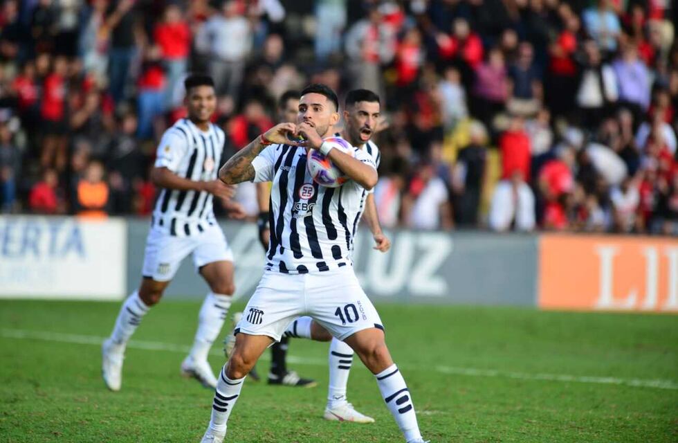Nahuel Bustos concretó el empate de Talleres ante Colón, con un segundo gol con suspenso