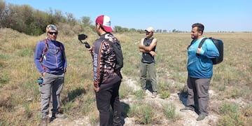 Gabriel Casado y Santiago Bertola de Vía Ansenuza, Diego Duarte, prestador turístico y Sergio Pusseto, propietario del predio.