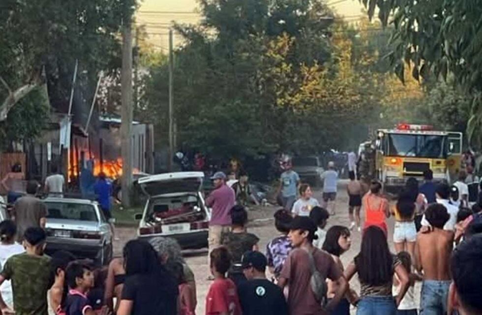 Masiva concentración de vecinos en Entre Ríos: atacan a un hombre que habría abusado de una menor