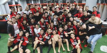 El plantel rojinegro celebró en el vestuario local después del duelo con el Xeneize.
