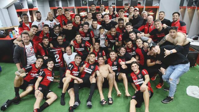 El plantel rojinegro celebró en el vestuario local después del duelo con el Xeneize.