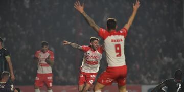 El festejo de Franco Watson, postal que queda para el recuerdo en Instituto.