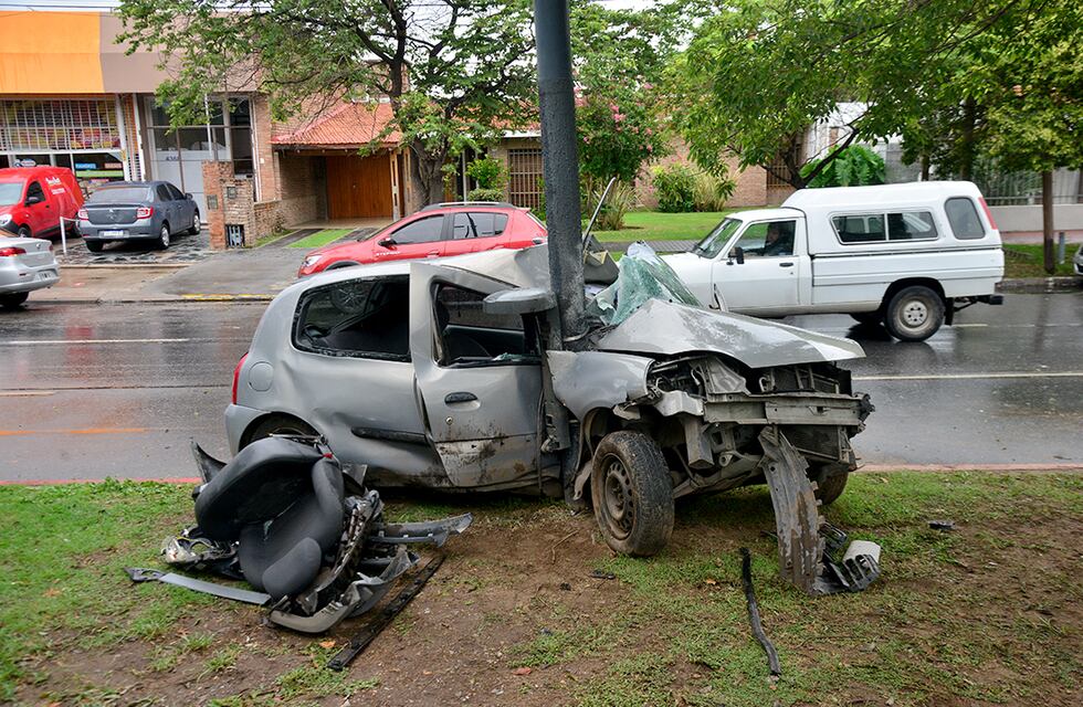 Viernes accidentado en Córdoba: se estrelló contra un poste de luz y hay dos heridos