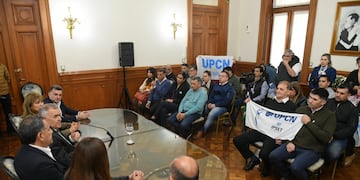 El gobernador recordó que su gestión tiene superávit, cumple con sueldos y mantiene activa la obra pública sin recursos nacionales.