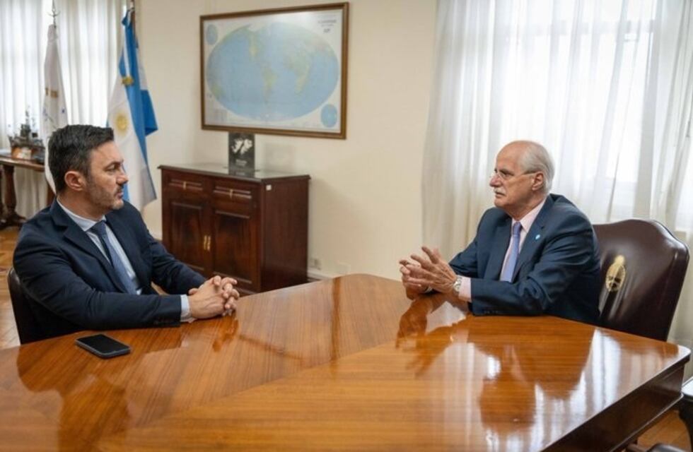 Luis Petri y Jorge Taiana se reunieron por la transición del Ministerio de Defensa