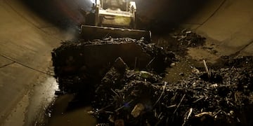 Así limpian los túneles que conducen el agua del arroyo Maldonado.