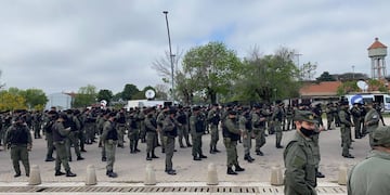 Personal de Gendarmería Nacional asistió en Rosario al acto para el despliegue de 575 efectivos de fuerzas federales en la provincia de Santa Fe.