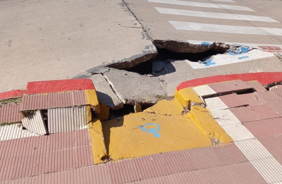 Impresionante: debido a las altas temperaturas dilató el cemento en una calle de Arroyito