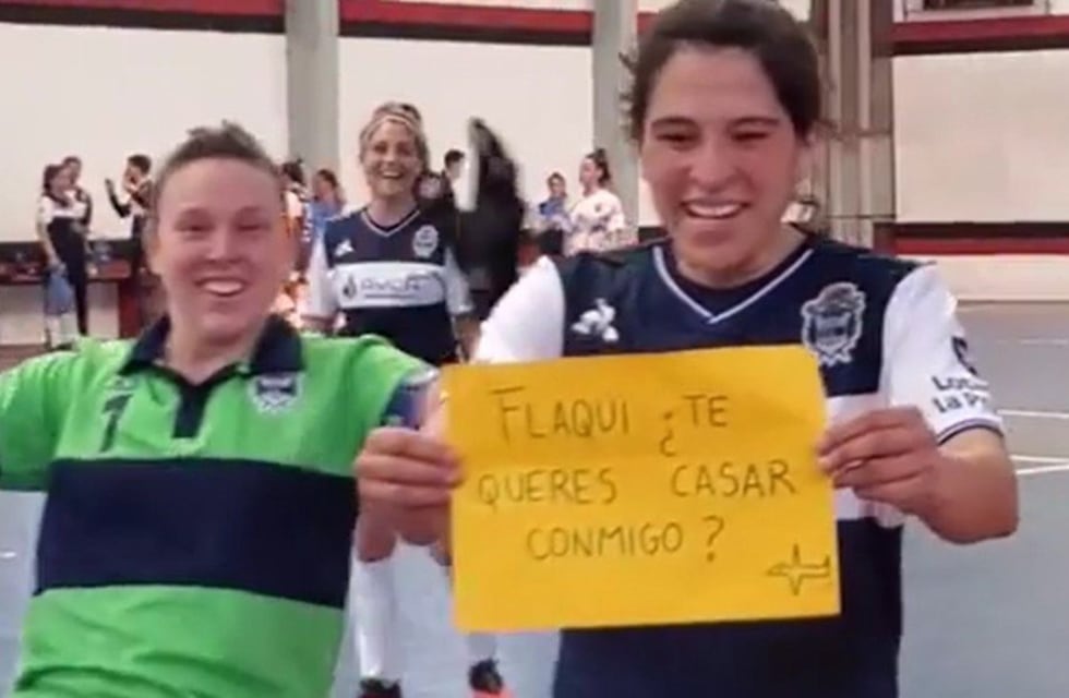Una futbolista le propuso matrimonio a su novia en medio de un partido: “No pido la aprobación de nadie para amar”