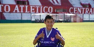 Agustín López se llevó una camiseta con la firma del plantel. Más hincha de la Gloria.