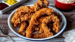 Así se hacen los famosos bastones que se venden en KFC.