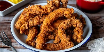 Así se hacen los famosos bastones que se venden en KFC.