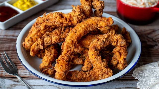 Así se hacen los famosos bastones que se venden en KFC.