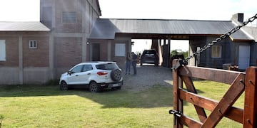 La fiscal adjunta, Silvina Argüello, y el ministro de Seguridad, Claudio Latini, en la vivienda donde hubo un violento hecho inseguridad (Gentileza ElCorredorNoticias.com)