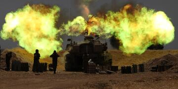 Artillería israelí en acción mientras continúa la escalada entre el ejército israelí y Hamas en la frontera de Gaza.