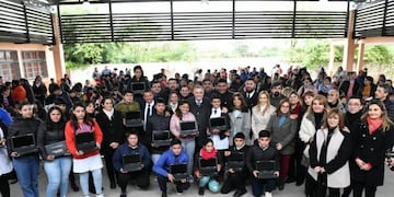 Jaldo entregó netbooks en distintas localidades.