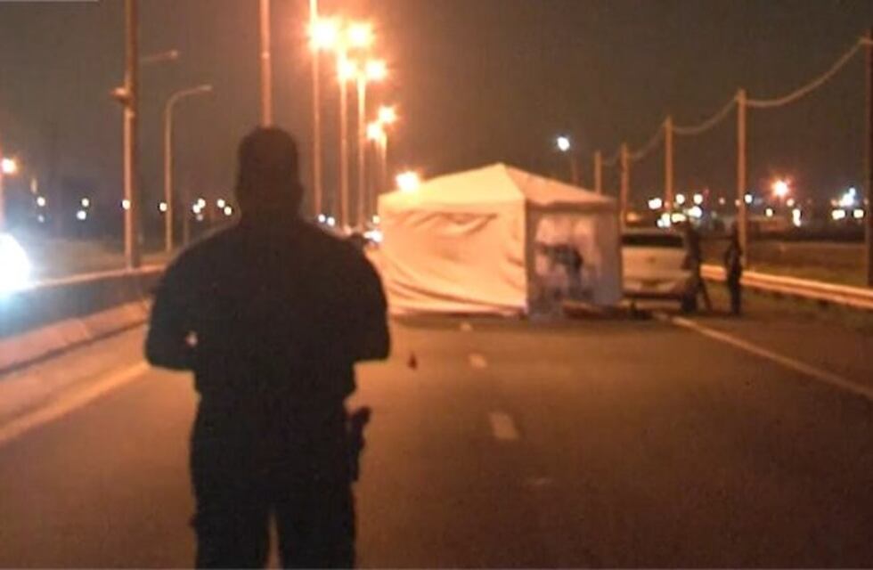 La joven de 17 años que falleció ayer en el Acceso Sur, aparentemente se habría suicidado