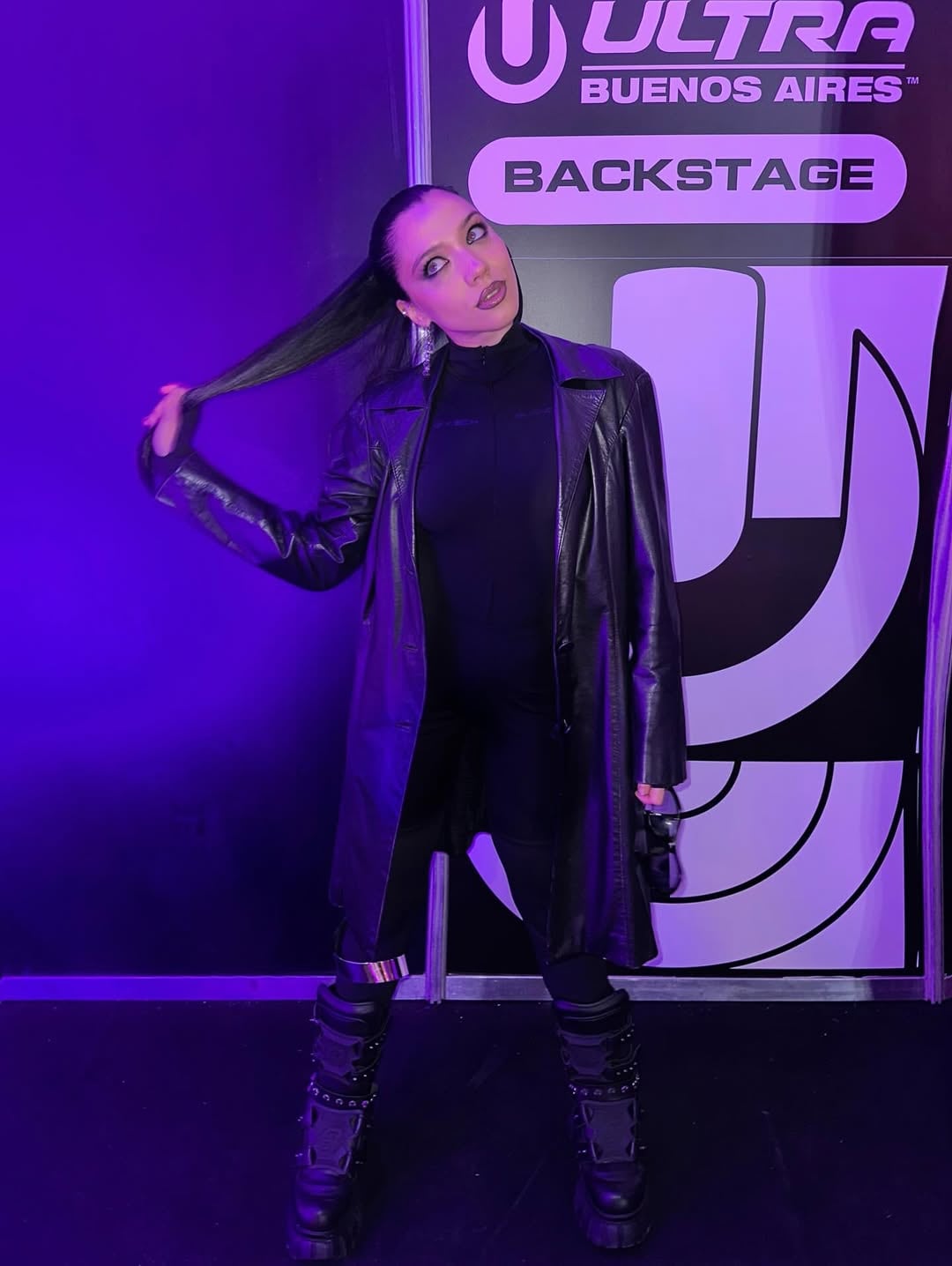 Cut out y top diminuto: Malena Narvay apostó por un outfit total black de cuero y desafió los límites de la censura