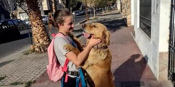 Ella es Pauli Giorgio, la joven amante de los perros que emprende con galletitas caseras y paseos.