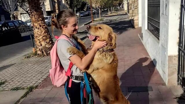 Ella es Pauli Giorgio, la joven amante de los perros que emprende con galletitas caseras y paseos.