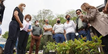 Entregaron plantas frutales al municipio de Almafuerte.