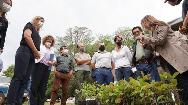 Entregaron plantas frutales al municipio de Almafuerte.