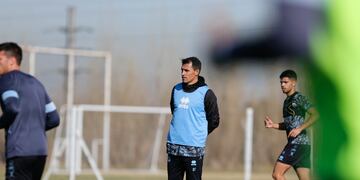 Mirando lo que viene. Guillermo Farré afrontará con Belgrano cinco partidos en 17 días (Prensa Belgrano)