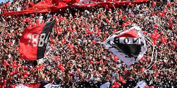 Los hinchas de Newell's se preparan para volver a teñir de rojo y negro el Parque Independencia. (@Newells)