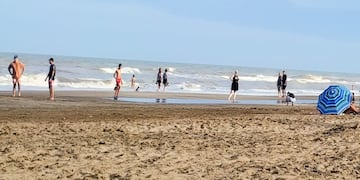 Cálida y transparente: el fenómeno que cambió el agua en la Costa Atlántica y que permanecerá toda la temporada (Foto: Maira Benito B Revollo)