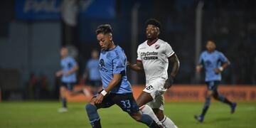 Iván Ortigoza en acción. Reemplazó al lesionado Franco Jara en un Belgrano que le gana a Newell's (Facundo Luque / La Voz).