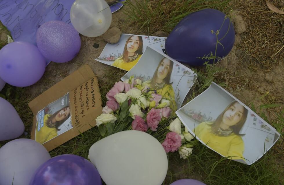 En una sencilla ceremonia dejaron flores, globos y fotos en el  lugar donde hallaron el cuerpo de Florencia