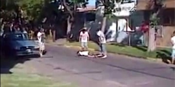 El joven de 18 años sufrió una golpiza brutal sobre Marcos Paz y Larrea.
