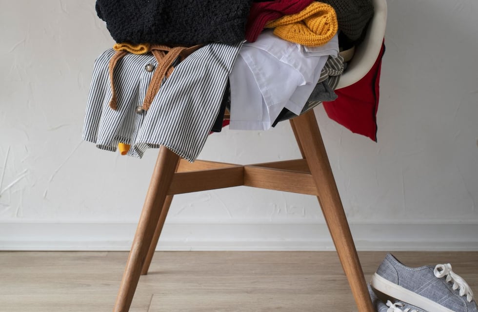 Adiós a las sillas con ropa en la habitación: el mueble que es tendencia en decoración y optimiza el espacio