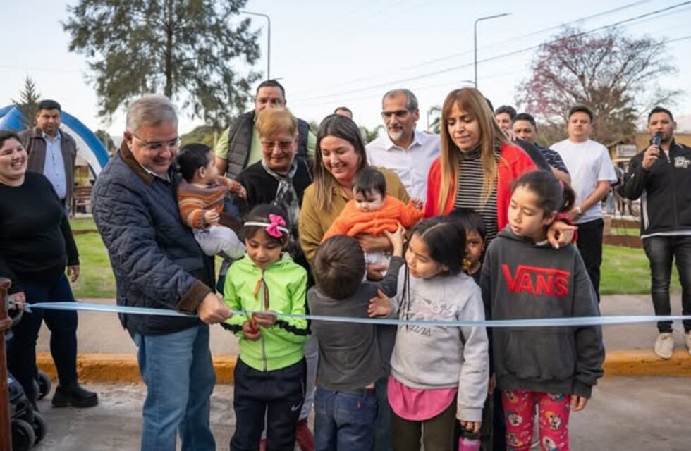 Raúl Jalil inauguró la Plaza de la Cooperación en Valle Viejo