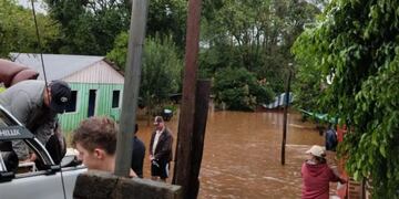 Realizan evacuaciones en El Soberbio debido a la crecida del Río Uruguay.